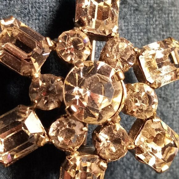 Vintage Crystal Snowflake pin - Picture 1 of 4